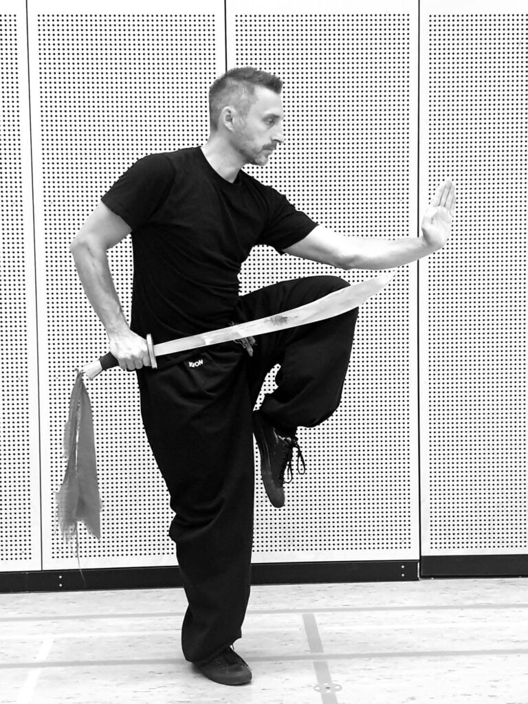 Meister René Herfarth beim Waffenform-Training mit dem Schwert.